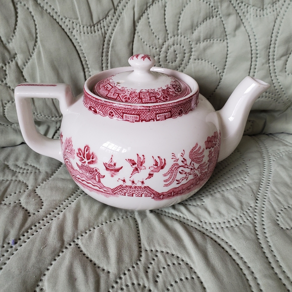 TOWN Food Service Equipment Co. Walker China Teapot Asian pattern Red and White